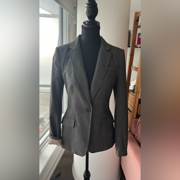 Grey Plaid Blazer with striped lining. Size 36 Euro /6 US in Excellent Condition - Picture 2 of 9